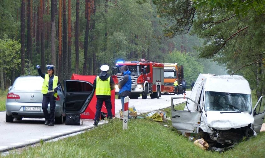 Śmiertelny wypadek. Kierowca busa nie żyje (zdjęcia)