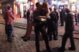 Poznań: Zakaz sprzedaży alkoholu w nocy na Starym Rynku sprawił, że imprezowicze po "procenty" chodzą na Śródkę