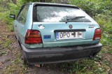 Ktoś porzucił samochód w lesie w Wędryni [zdjęcia]