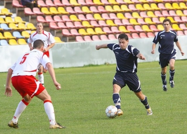 W rundzie jesiennej stargardzianie najwyższe zwycięstwo u siebie zanotowali w meczu z Orkanem Rumia. Mateusz Jureczko (przy piłce) i jego koledzy z Błękitnych zwyciężyli 5:0.