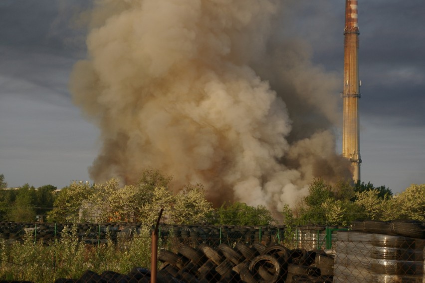 Po pożarze śmieci w Empolu czarny dym spowił całe miasto. Lepiej nie wychodzić z domu bo w powietrzu są substancje toksyczne