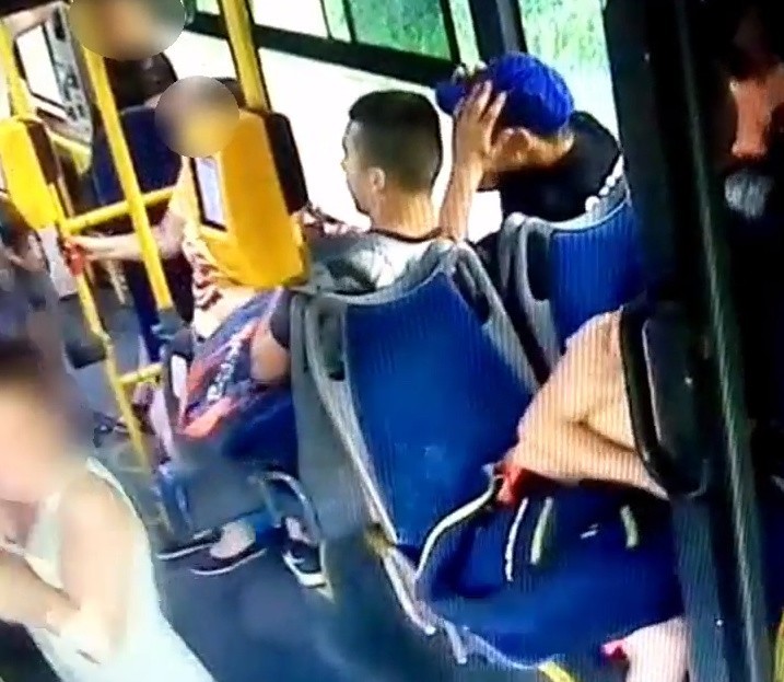 Kraków. Brutalny atak w autobusie komunikacji miejskiej. Policjanci zatrzymali sprawców