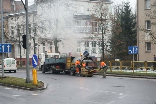 Drogowcy łatają dziury w Słupsku.  Niestety, dziur wciąż przyby­wa.