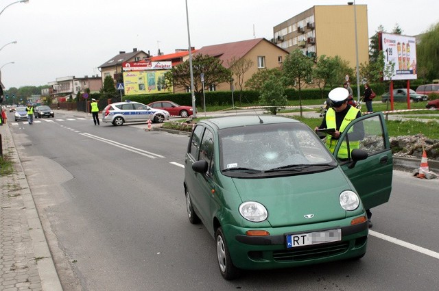 Policjanci dokonali oględzin samochodu, zabezpieczone ślady pomogą w ustaleniu okoliczności wypadku.