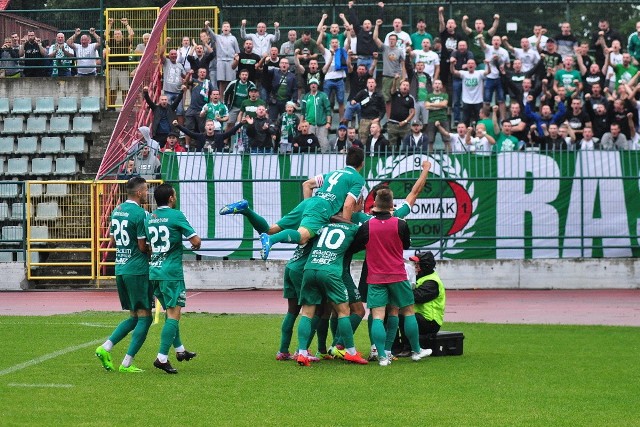 Radość piłkarzy Radomiaka po strzelonym golu w meczu z Legionovią w Legionowie.