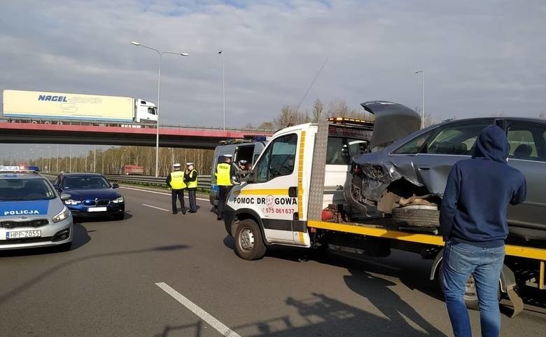 Policjanci poszukują sprawcy wypadku na DTŚ w Zabrzu....