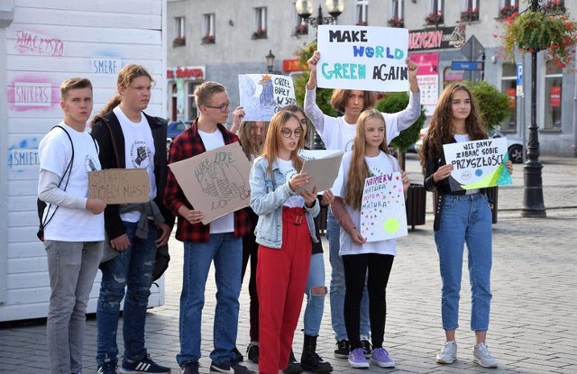 I Masowe Wymieranie, to nazwa ekologicznego happeningu, który w sobotę, 14 września, na inowrocławskim Rynku zorganizowała młodzież z inowrocławskich szkół.
