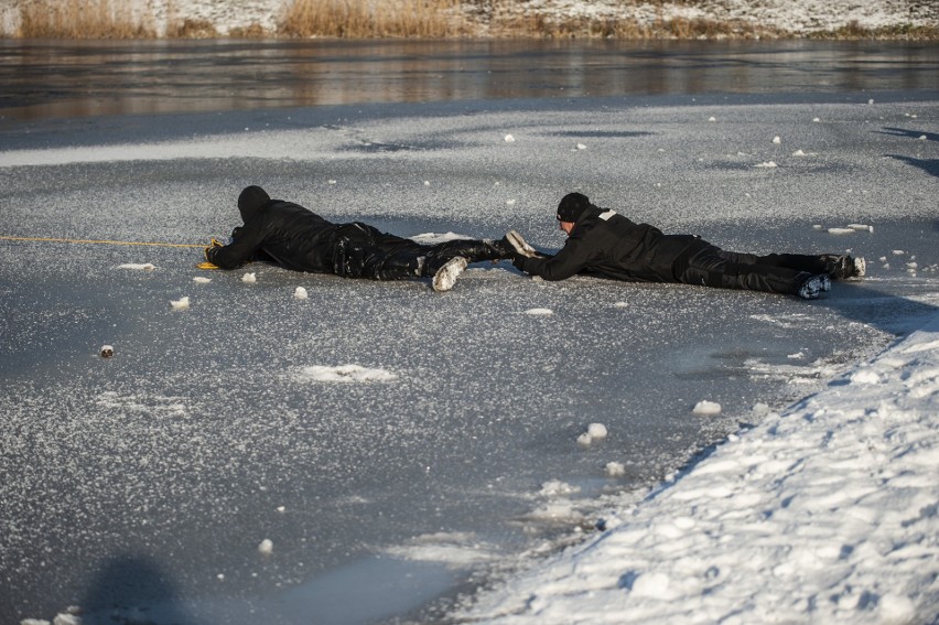 Ćwiczenia na lodzie w Koszalinie. Uważajcie, to śmiertelna...
