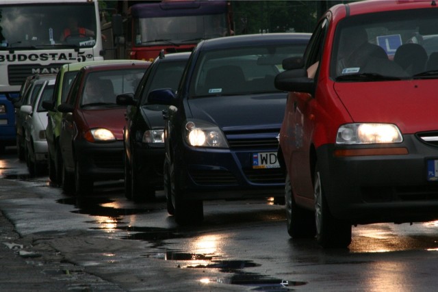 Sprawne, prawidłowo wyregulowane światła pozwalają kierowcy wcześniej dostrzec przeszkodę bądź pieszego poruszającego się jezdnią lub poboczem.