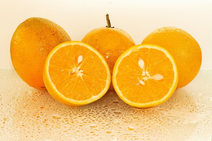 Pomarańcze to popularne owoce cytrusowe bogate w...