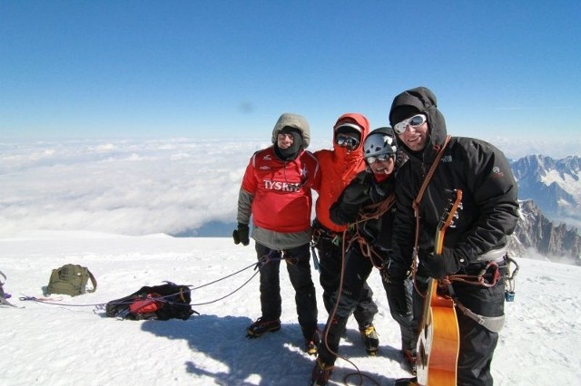 Na Mont Blanc wokalista wdrapał się z gitarą i zaśpiewał tam "Zostań ze mną&#8221;. Uznał, że ten utwór najlepiej pasuje do sytuacji.