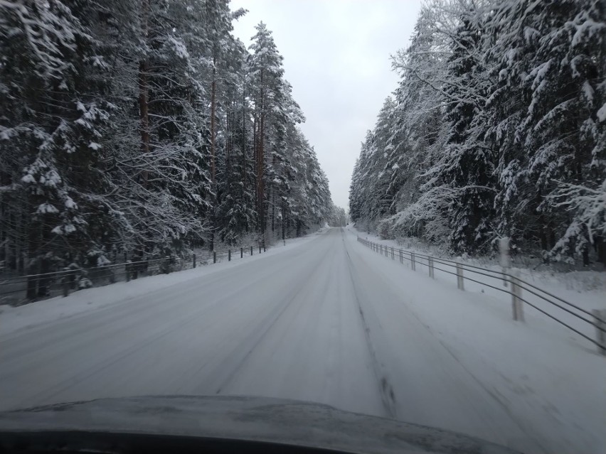 Uwaga kierowcy! Tragiczne warunki do jazdy na trasie Supraśl - Krynki. Droga wojewódzka 676 pokryta jest śniegiem [ZDJĘCIA]