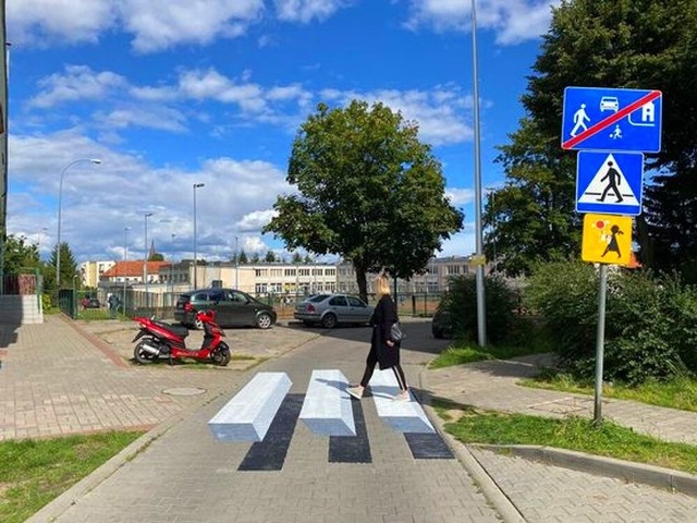 Pasy 3D sprawiają wrażenie przestrzennych. Są odblaskowe. Na razie to drogowa nowinka.Zobacz kolejne zdjęcia. Przesuwaj zdjęcia w prawo - naciśnij strzałkę lub przycisk NASTĘPNE