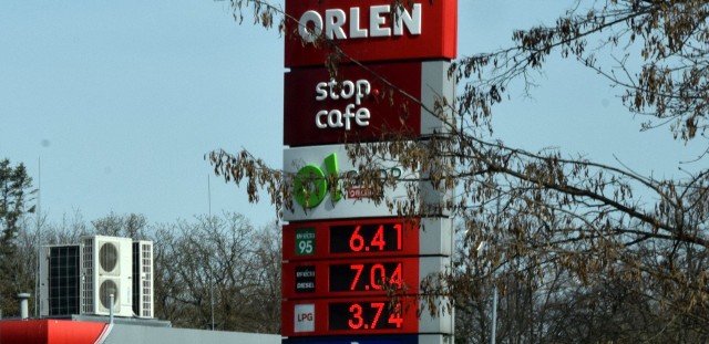 Ceny paliw w Kielcach i okolicach przed świętami. Sprawdź, ile trzeba zapłacić w czwartek, 14 kwietnia i gdzie jest najtaniej, wedle stawek za paliwo 95 Pb na kolejnych slajdach. Prezentujemy kolejno ceny od najwyższych do najniższych >>>