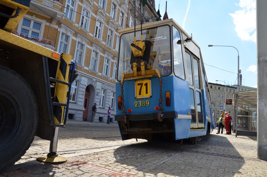 Wrocław: Przy Dworcu Nadodrze wykoleił się tramwaj (FOTO)