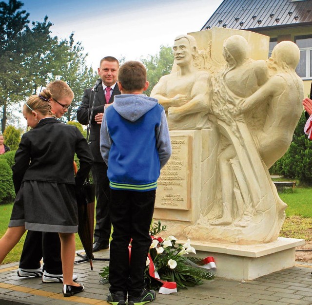 Stanisław Cyganiewicz ps. Zbyszko był wielokrotnym mistrzem świata. Jego pomnik stanął właśnie w Wisowej tuż obok szkoły