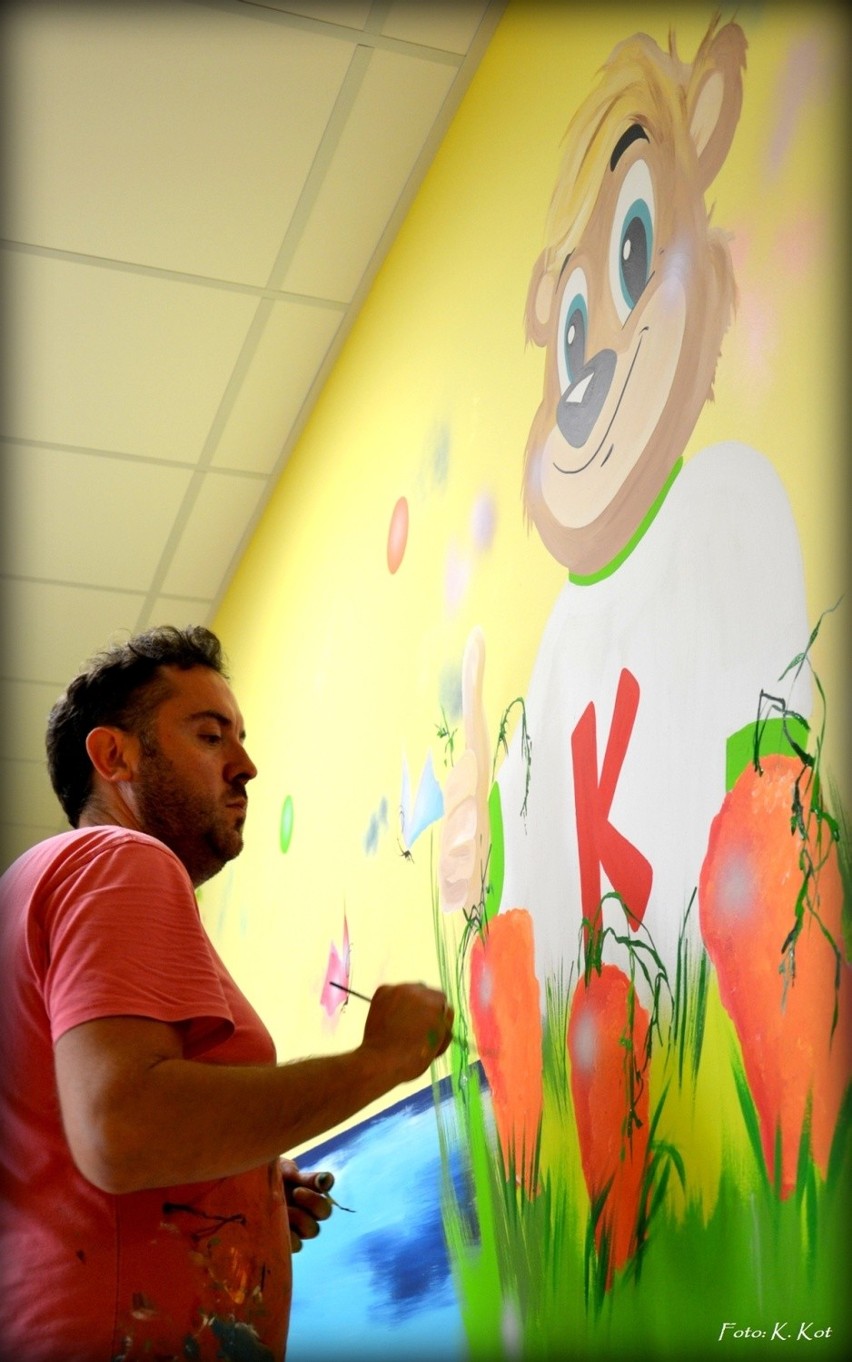 Maciej Kot maluje szpital w Bielsku Podlaskim