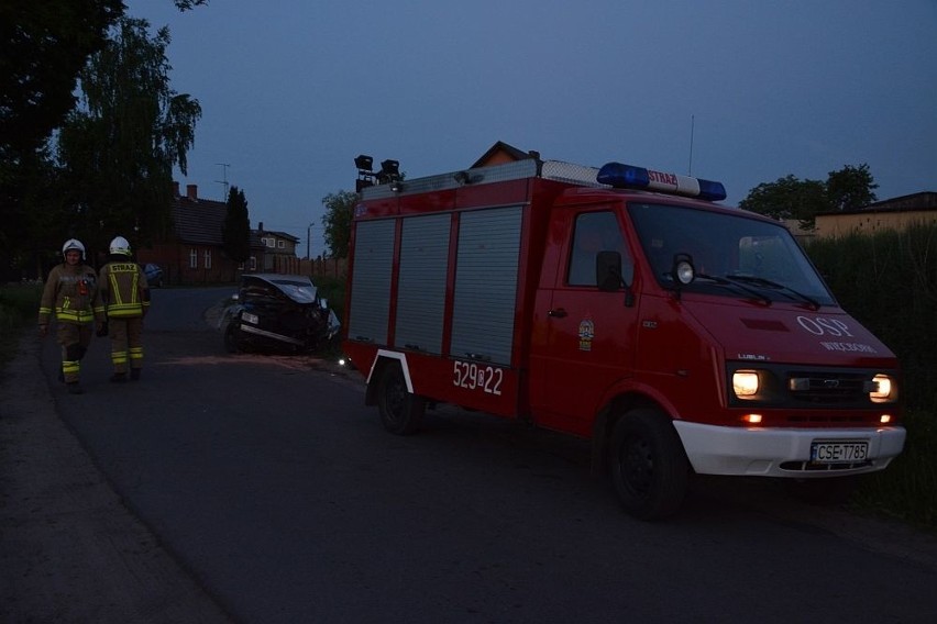 Wypadek w Witunii. Volkswagen passat uderzył w drzewo 