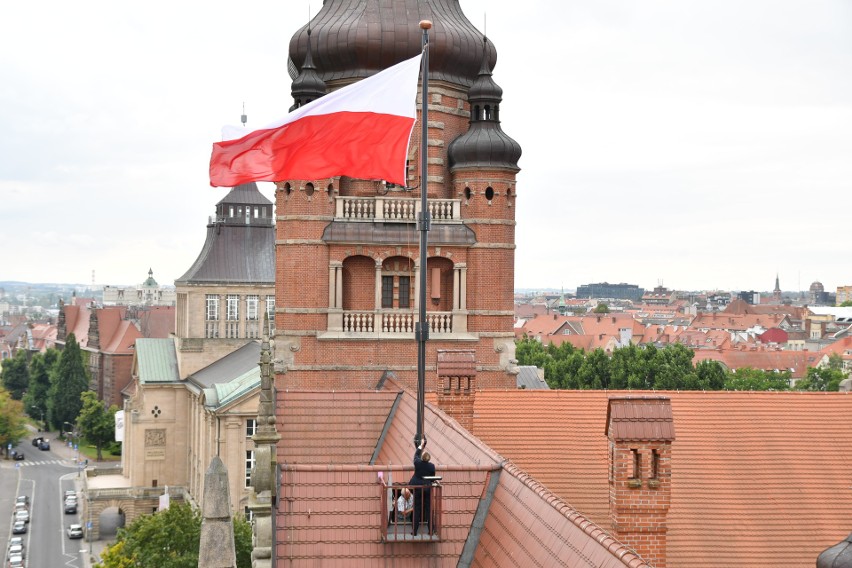 Biało-czerwona flaga powróciła na maszt Zachodniopomorskiego Urzędu Wojewódzkiego w Szczecinie