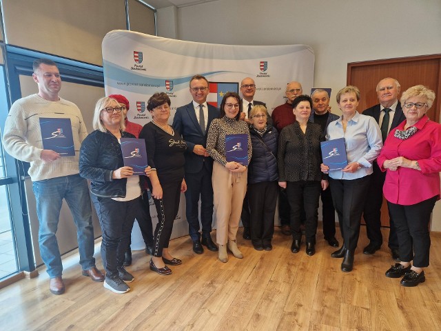 W Starostwie Powiatowym w Sandomierzu podpisano umowy na dotacje z organizacjami pozarządowymi na realizację ciekawych inicjatyw z zakresu kultury, sportu i zdrowia. Więcej na kolejnych  zdjęciach.