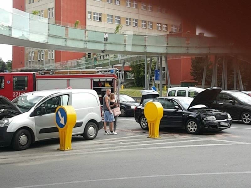 Wypadek pod okrągłą kładką w Rzeszowie. Trzy osoby ranne [ZDJĘCIA INTERNAUTÓW]