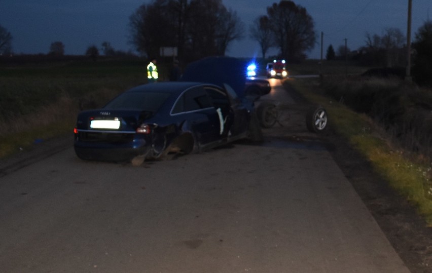 W Wielgiem zderzyły się czołowo dwa samochody marki audi,...