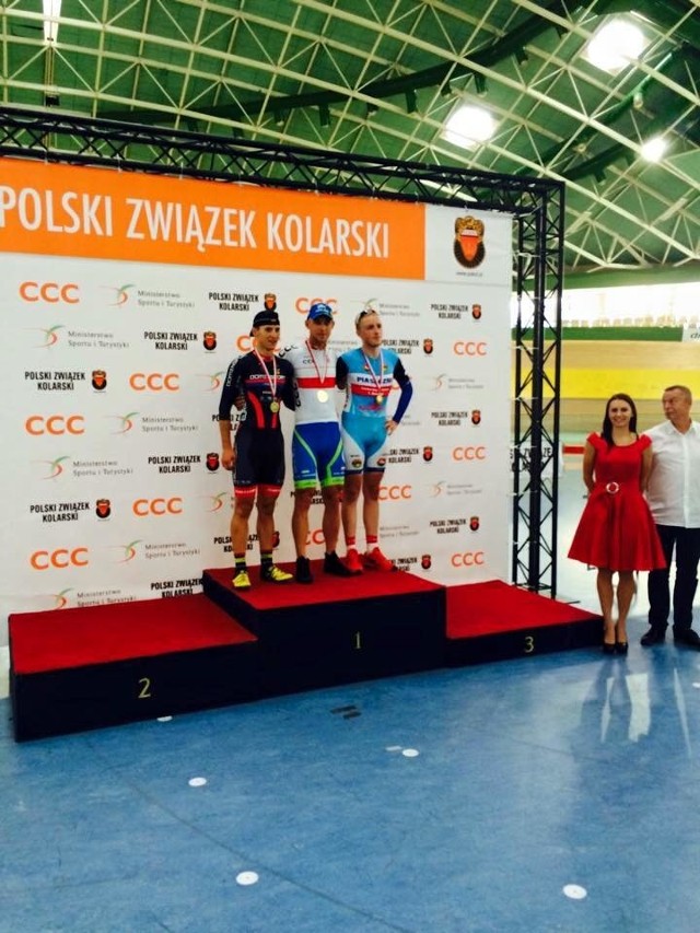 Adrian Tekliński (w środku) wygrał omnium.