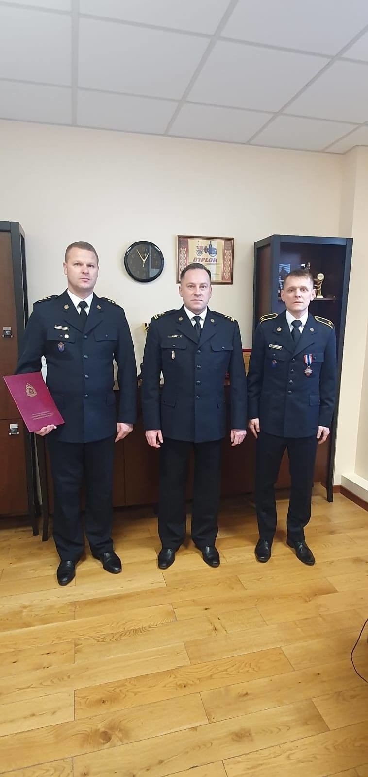 Wiceminister Maciej Wąsik nagrodził strażaków z Makowa