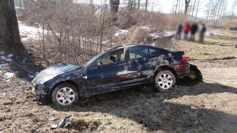 Wypadek w Kurowie. Samochód osobowy uderzył w drzewo [ZDJĘCIA]