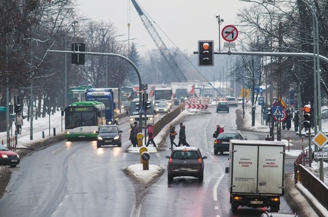 Znak zakazu skrętu w lewo wisi na sygnalizatorze świetlnym przy ruchliwym skrzyżowaniu Wasilkowskiej i Traugutta. Podczas jazdy trudno zauważyć, że nastąpiły tu jakieś zmiany.