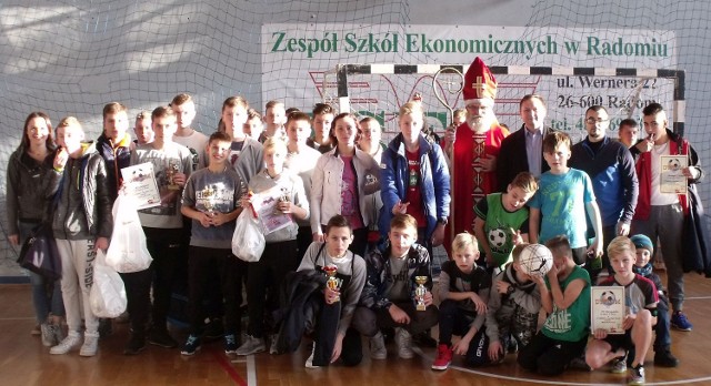 Zadowoleni zawodnicy pozowali do pamiątkowych zdjęć z pucharami i prezentami od Mikołaja.