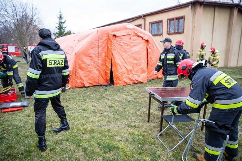 Tymczasowa izba przyjęć w Szpitalu Wojskowym w Ełku. Żołnierze Brygady Ochrony Terytorialnej postawili namioty