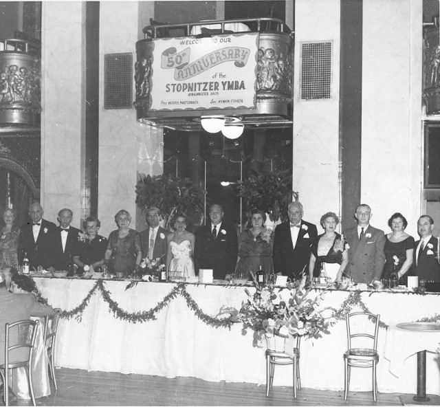 Nowy Jork, rok 1955. Taka była 50. rocznica powołania Stowarzyszenia Dobroczynnego Młodych Żydów ze Stopnicy.