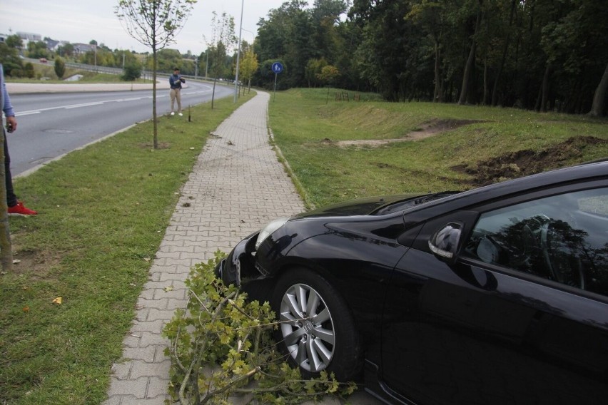 Wypadek w Środzie Wielkopolskiej. 25-letni kierowca jechał za szybko i wypadł z drogi