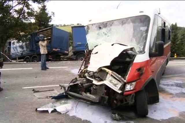 Bus przejechał na przeciwny pas ruchu i zderzył się czołowo z jadącym z przeciwka ciężarowym Manem.