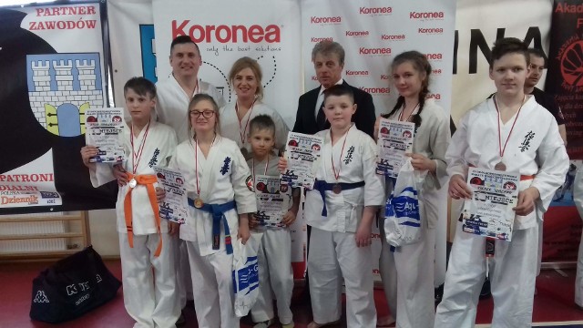 Zawodnicy Kieleckiego Klubu Karate Kyokushin Koronea z trenerem Krzysztofem Borowcem