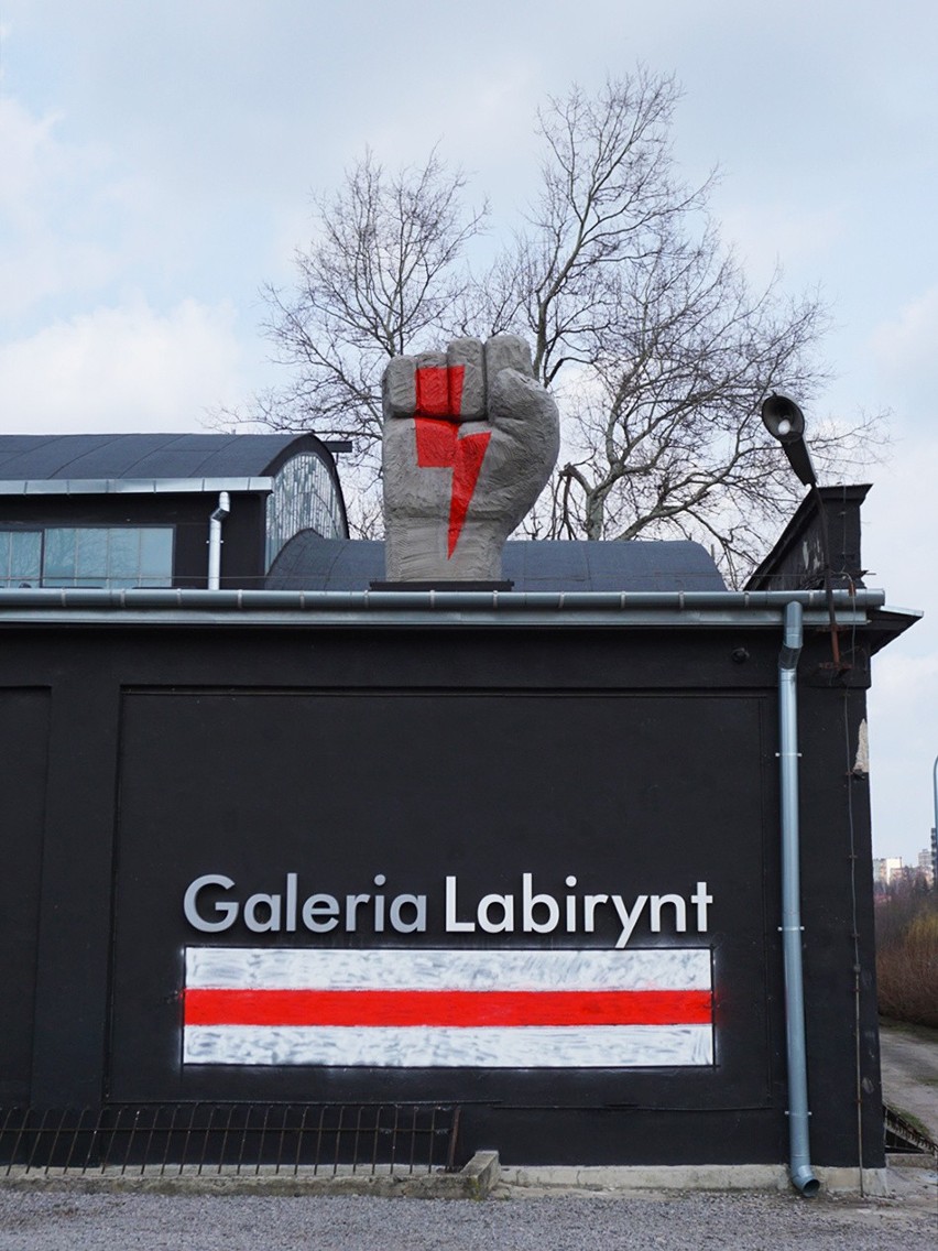 Na dachu Galerii Labirynt w Lublinie pojawiła się wielka rzeźba                                                                   