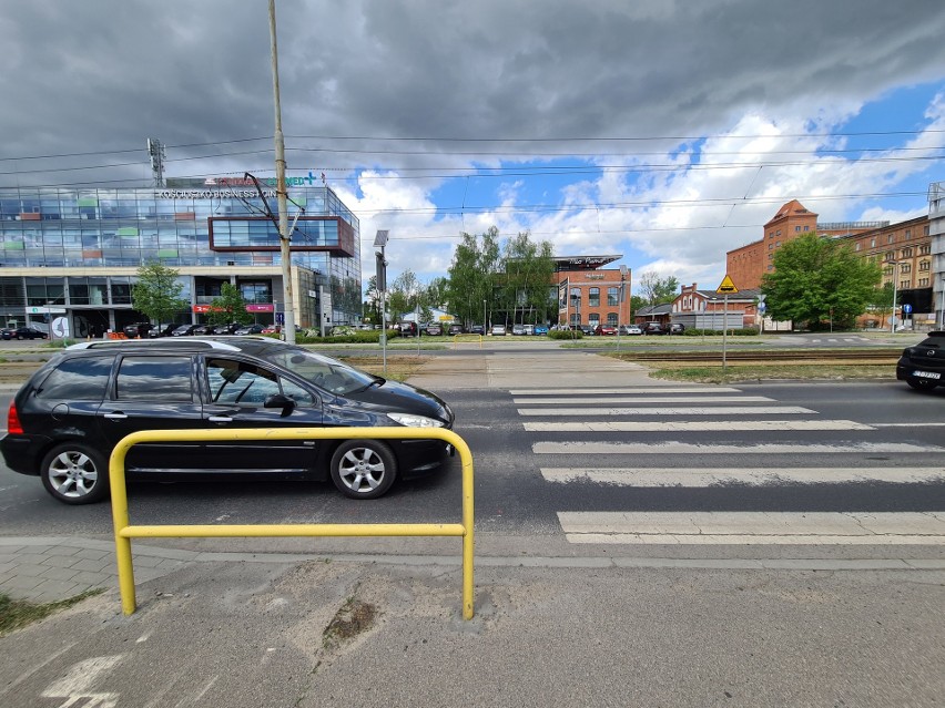 Toruń. Karetka ratowała jedno życie, a drugie odebrała. Dramat na ul. Kościuszki