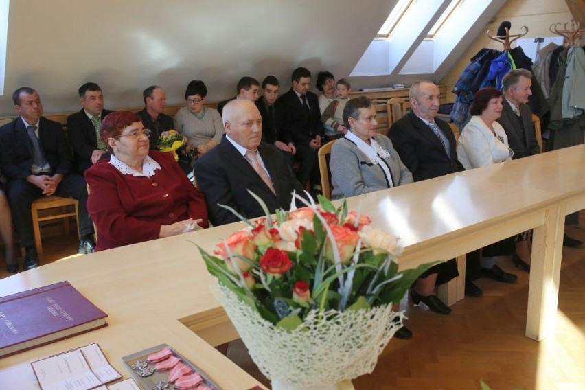 Wczoraj w urzędzie gminy w Chojnicach trzy pary świętowały...