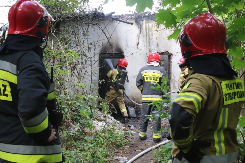 Kłęby dymu przy budowie Alei Wielkiej Wyspy na wrocławskim Biskupinie. Trzy zastępy straży w akcji [ZDJĘCIA]