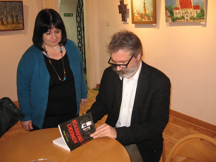Jerxy Wlazło podpisywał swoją ksiązkę.