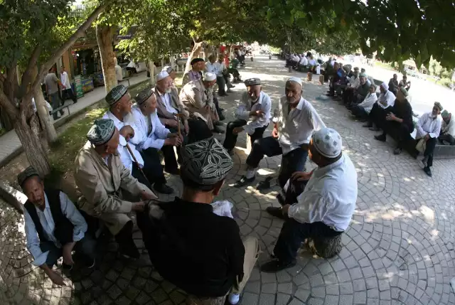 Stary Kaszgar.  Przerwa w modlitwie to zarazem czas ożywionej  dyskusji na ulicy