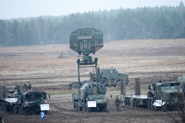 20.11.2014. swietoszow wojewodztwo dolnoslaskie poligon wojskowy polsko brytyjskie brytyjczycy manewry black eagle szkolenie czarny orzel cwiczenia wojskowe wojsko polskie brytyjskie dywizja pancerna pancerniacy zolnierz zolnierze bezpieczenstwo cwiczenia manewry rys 14 radar radary fot. mariusz kapala / gazeta lubuska