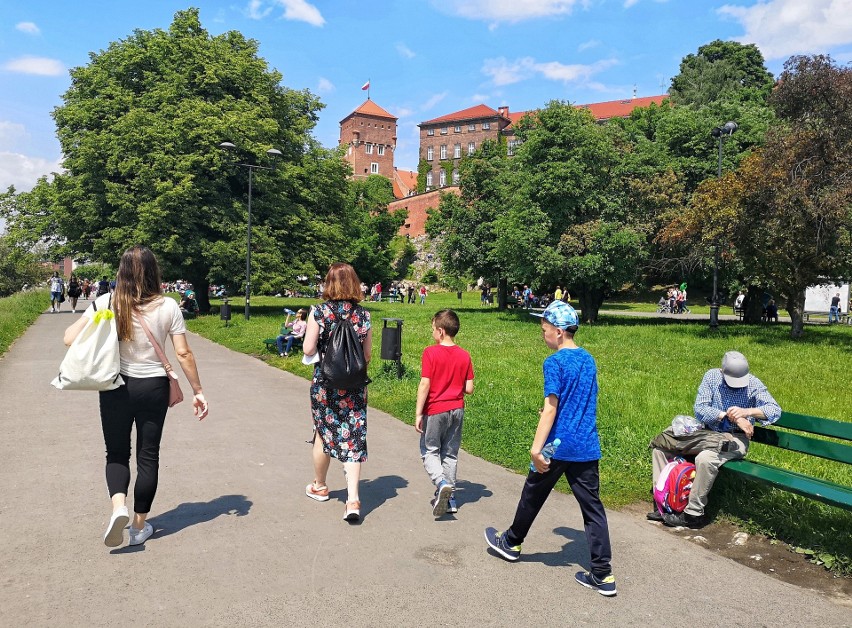 Kraków. Bulwary wiślane cieszą się wielkim powodzeniem. Mnóstwo spacerowiczów nad Wisłą [ZDJĘCIA]