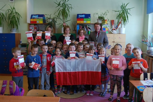 Pierwszoklasiści ze Szkoły Podstawowej w Bodzentynie z nauczycielkami i burmistrzem Dariuszem Skibą.