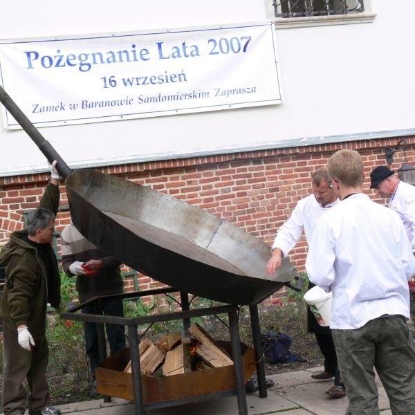 O godzinie 14 kucharze przystąpili do smażenia &#8222;pituchy baranowskiej, w 650-litrowej patelni. Potrawa została wpisana do Polskiej Księgi Rekordu Guinnessa.