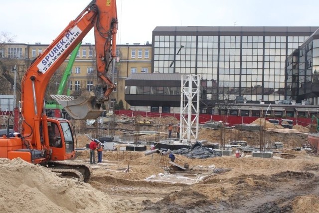 Na placu Konstytucji 3 - Maja w Kielcach widać już konstrukcje przyszłego parkingu wielopoziomowego.