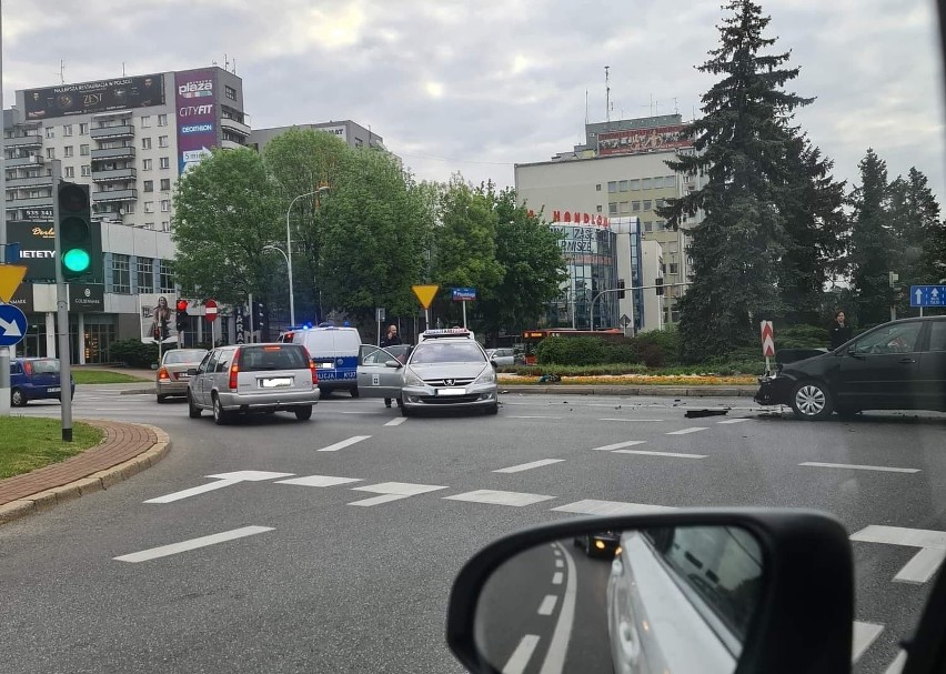 Wypadek na rondzie koło Galerii Rzeszów. Zderzyły się dwa samochody [ZDJĘCIA]