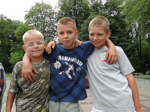 Młodzi medaliści w skoku w dal: Adrian (8 lat), Daniel (10lat), Mateusz (10 lat).