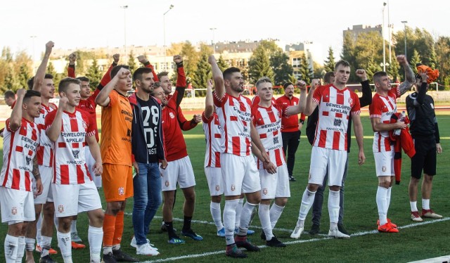 Apklan Resovia przegrywała u siebie z rezerwami Lecha już 0:2, ale nie poddała się. Po przerwie ruszyła do odrabiania strat, strzeliła 3 bramki i jest liderem tabeli 2 ligi. Sprawdźcie jak oceniliśmy "pasiaków"